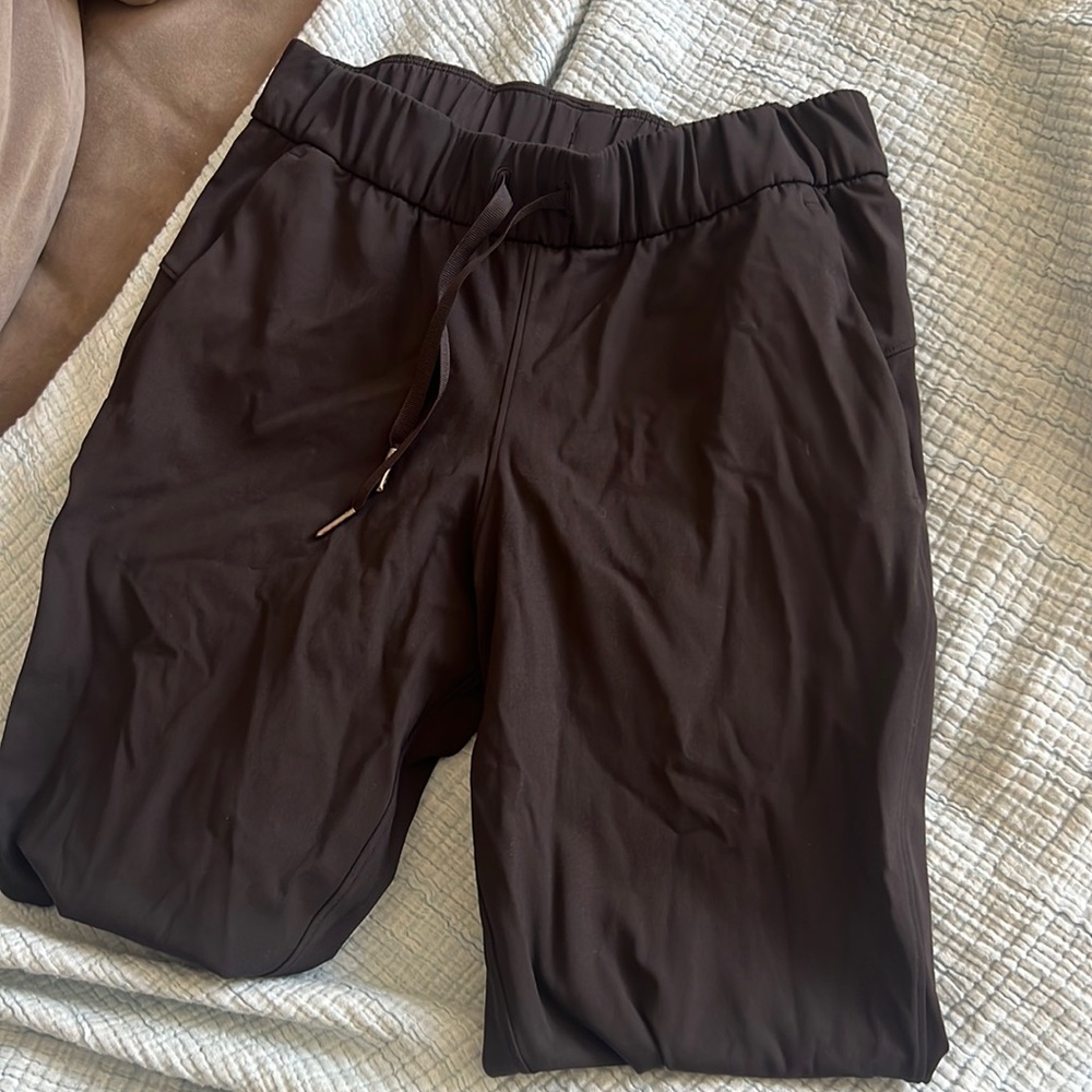 Never worn lululemon joggers size 4